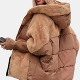 Gabriela – Jachetă Matlasată Amplă cu Glugă și Patchwork