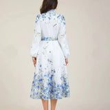 Amelia – Eleganță atemporală în floral albastru cu guler înalt